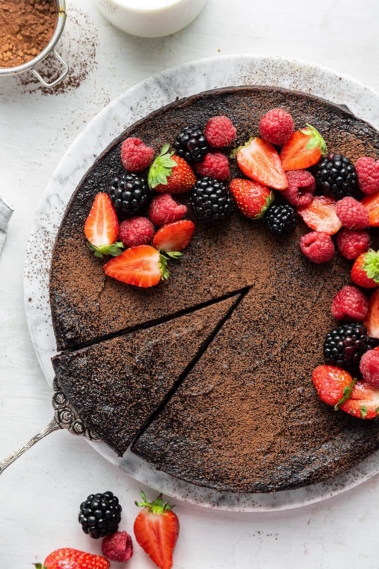 Easy Flourless Chocolate Quinoa Cake: Decadent & Simple